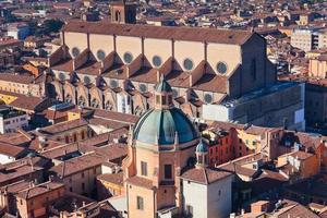 vista acima da basílica de san petronio em bolonha foto