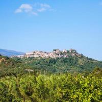 castiglione di sicilia cidade na colina na sicília foto