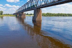 ponte ferroviária pelo rio foto