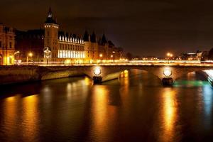 panorama noturno do rio Sena em paris foto