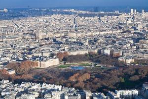 vista sobre jardins de luxemburgo e panorama de paris foto