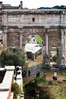 arco de mármore de septimius severus no monte capitolino foto