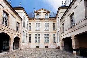 pátio da casa velha típica em paris foto