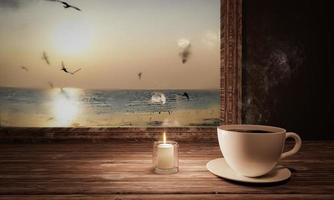 café preto em uma caneca branca em um pires. caneca de café em uma mesa de madeira perto da janela com vista para o mar. pôr do sol no mar. mesa perto da janela da casa de praia. acenda uma vela em um vidro transparente. renderização em 3D foto