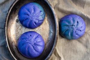 pães doces de inhame roxo cozido no vapor foto