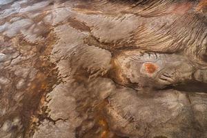 terra de superfície da cratera do vulcão e textura áspera nas terras altas islandesas em landmannalaugar na islândia foto