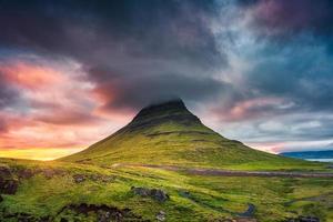 paisagem do pôr do sol sobre a montanha kirkjufell com nuvem colorida pileus no verão na islândia foto