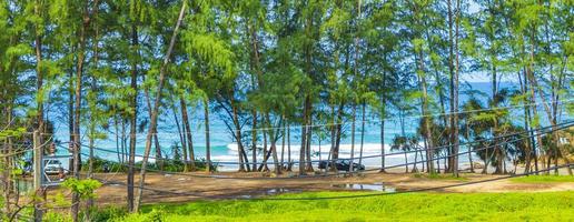 nai thon naithon praia vista atrás das árvores phuket tailândia. foto