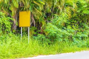 em branco vazio amarelo típico asiático rua sinal de estrada tailândia. foto