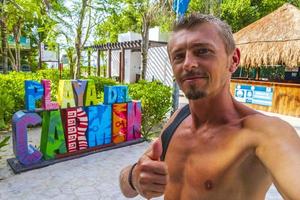 colorido playa del carmen letras símbolo de sinal na praia méxico. foto