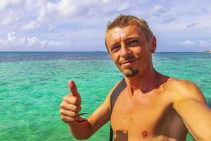 viajante turista masculino na praia tropical playa del carmen méxico. foto