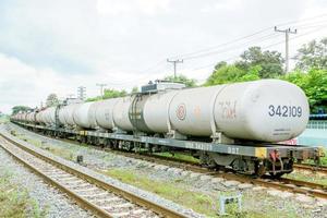lampang, tailândia, 2017 - longas filas de trem de contêiner de óleo estacionados na ferrovia esperando para encher o óleo. os serviços de transporte de petróleo são um negócio de grande receita.