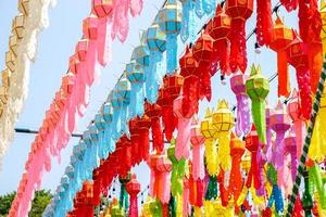 vista em perspectiva colorida de lanternas tailandesas de estilo lanna para pendurar em frente ao templo no festival de cem mil lanternas, lumphun, tailândia. foto