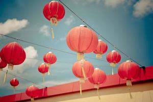 lanternas de papel chinês vermelho contra um céu azul foto