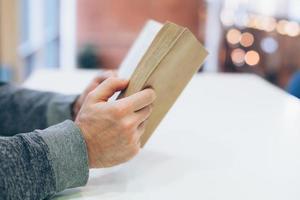 jovem lendo livro de papel velho aberto foto