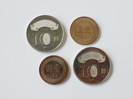 1 yuan e 10 yuan taiwan moeda close-up, isolado em um fundo branco. foto