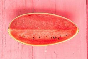 fatia de melancia madura em madeira rosa foto