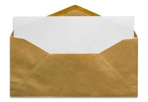 envelope marrom aberto com carta em branco isolada no fundo branco foto