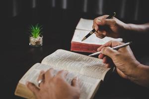 mão de pessoa jovem segurando a bíblia sagrada com estudo em casa. livro de leitura cristão feminino adulto na igreja. menina aprendendo religião espiritualidade com rezar a deus. conceito de fé de educação estudantil. foto