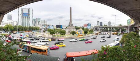 bangkok, tailândia-30 de junho de 2019 vista panorâmica do tráfego no marco de interseção do monumento da vitória de bangkok, tailândia durante o dia. foto