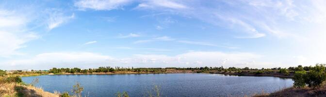 panorama do céu azul com nuvens, imagem de fundo do céu, piscina natural na parte inferior da imagem. foto