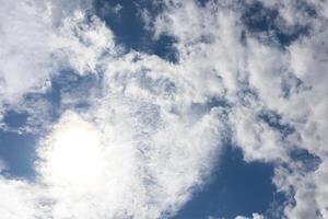 lindo céu azul claro com fundo de nuvens brancas em dia ensolarado e copie o espaço. imagem de fundo do céu brilhante da natureza. céu azul de verão com luz solar. textura para design. papel de parede nublado natural. foto