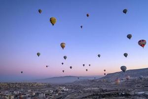 bela paisagem aérea de voo de balões no fundo do céu crepuscular da manhã foto