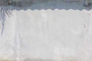 parede de concreto com sombras de ondas e deixa sombras na imagem superior. foto