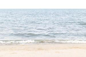 as ondas do mar que sopram na praia na hora do céu claro foto