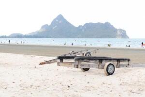 barcos trole encalhado na praia com montanha ao fundo. foto