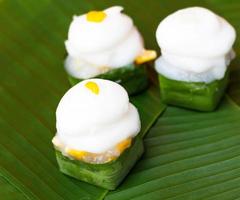 sobremesas tailandesas na folha de bananeira foto