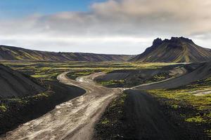 bela estrada de poeira de cascalho landmannalaugar nas terras altas da islândia, europa foto