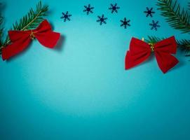 cartão de ano novo. cartão de natal em um fundo azul. ramos de abeto. foto