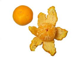 tangerina entreaberta e tangerina inteira. descascando tangerina. foto