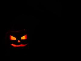 silhueta de abóbora de halloween no escuro. dia de Todos os Santos foto