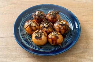 bolinhos de takoyaki ou bolinhas de polvo foto