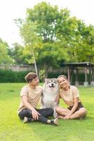 casal asiático ama com cachorro foto