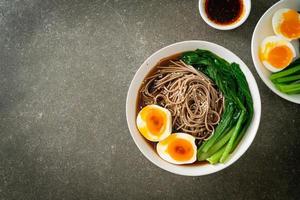 macarrão ramen com ovo - estilo de comida vegana ou vegetariana foto