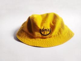 depok, west java, indonésia, 2022 - chapéu de balde amarelo com sorriso isolado no fundo branco foto