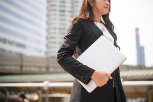 mulher de negócios de sucesso trabalhando no laptop na cidade foto