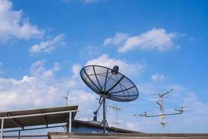 antena parabólica e poderia céu azul, natureza foto