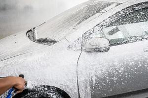 limpeza de lavagem de carro com espuma e água de alta pressão foto