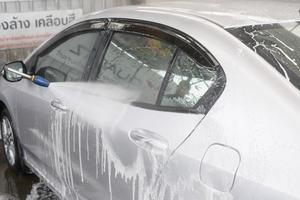 limpeza de lavagem de carro com espuma e água de alta pressão foto