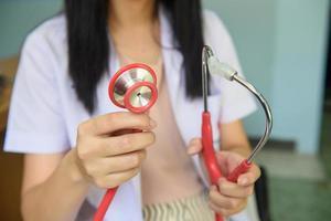 médico com estetoscópio em um hospital foto