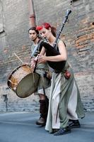 ferrara itália 2017 músico de rua medieval foto