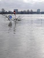 clima extremo - placas de rua em uma zona pedonal inundada em Colônia, Alemanha foto
