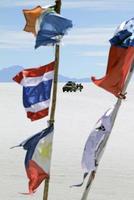 várias bandeiras nacionais nas salinas de uyuni, bolívia foto