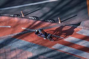 bilbao, vizcaya, espanha, 2022 - ciclista na rua, modo de transporte de bicicleta na cidade de bilbao foto