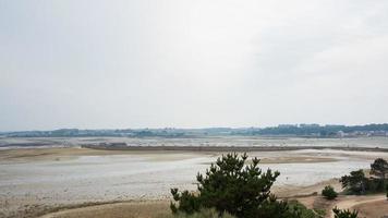 paisagem bonita. praia sem pessoas, maré baixa. França foto
