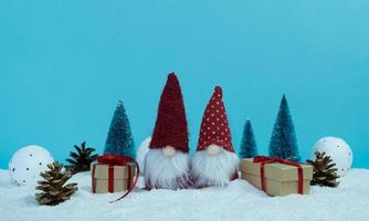 gnomos de natal com presentes ao redor da árvore de natal. bolsa mágica. floresta de pinheiros. Feliz Natal. foto